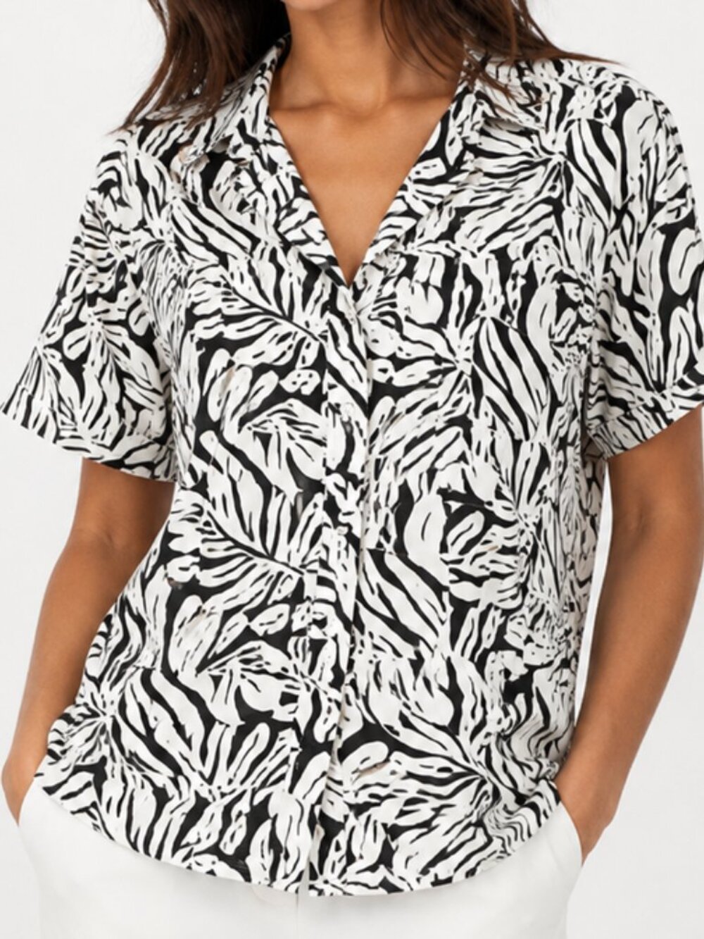 Triya x C&A Women’s Black White Abstract Button-Up Shirt M